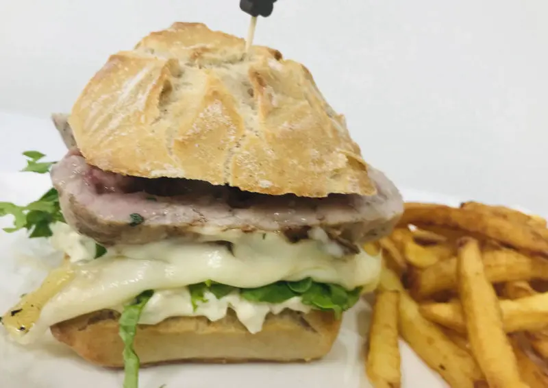 Burger pied de porc sauce gribiche saint nectaire